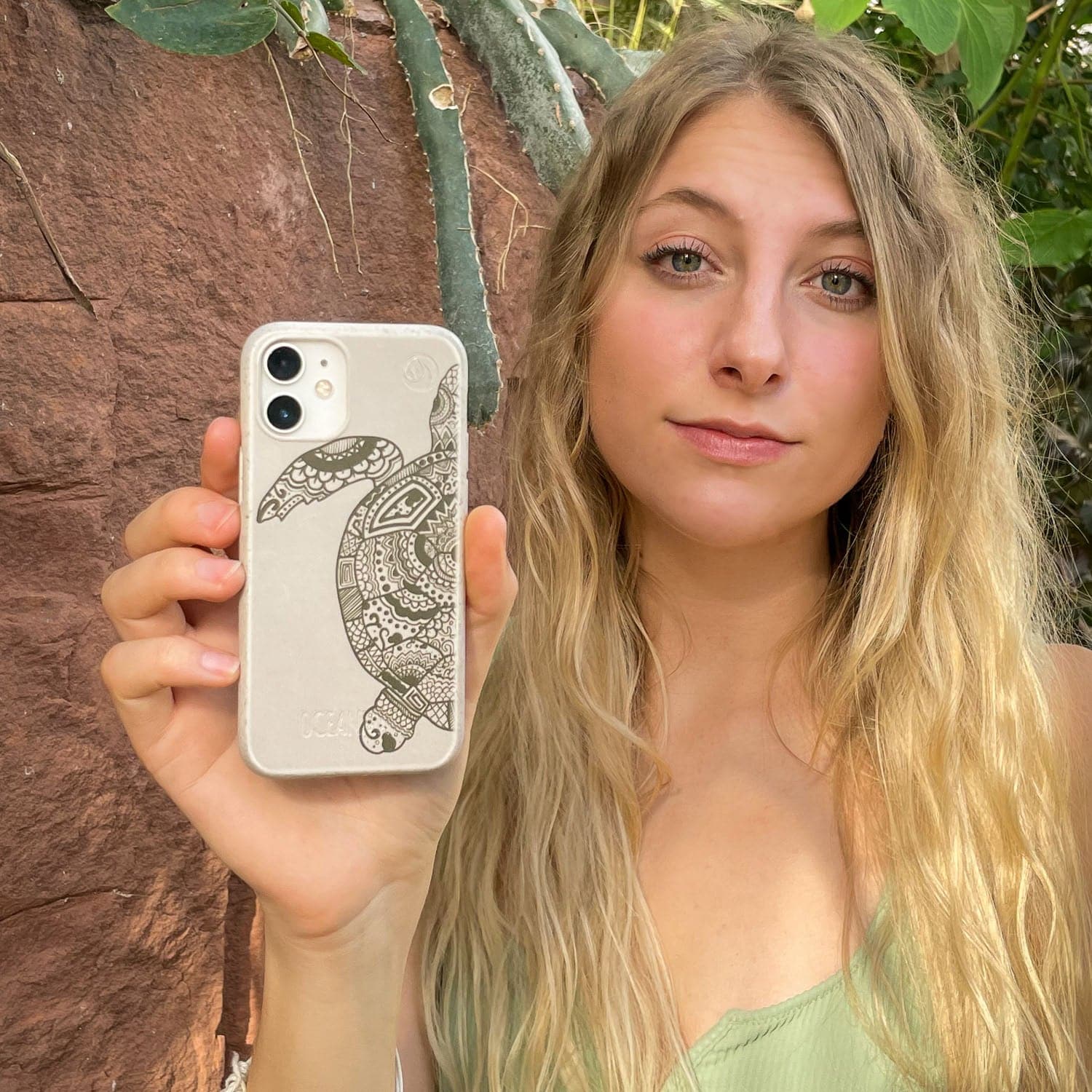 iPhone 13 mini Hülle - beige - "GREEN TURTLE" - nachhaltig – Ansicht 3
