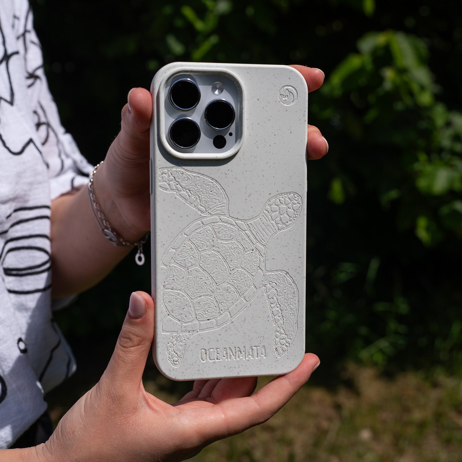 iPhone 15 pro Hülle - Schildkröte bunt - "Kura-Kura" - nachhaltig