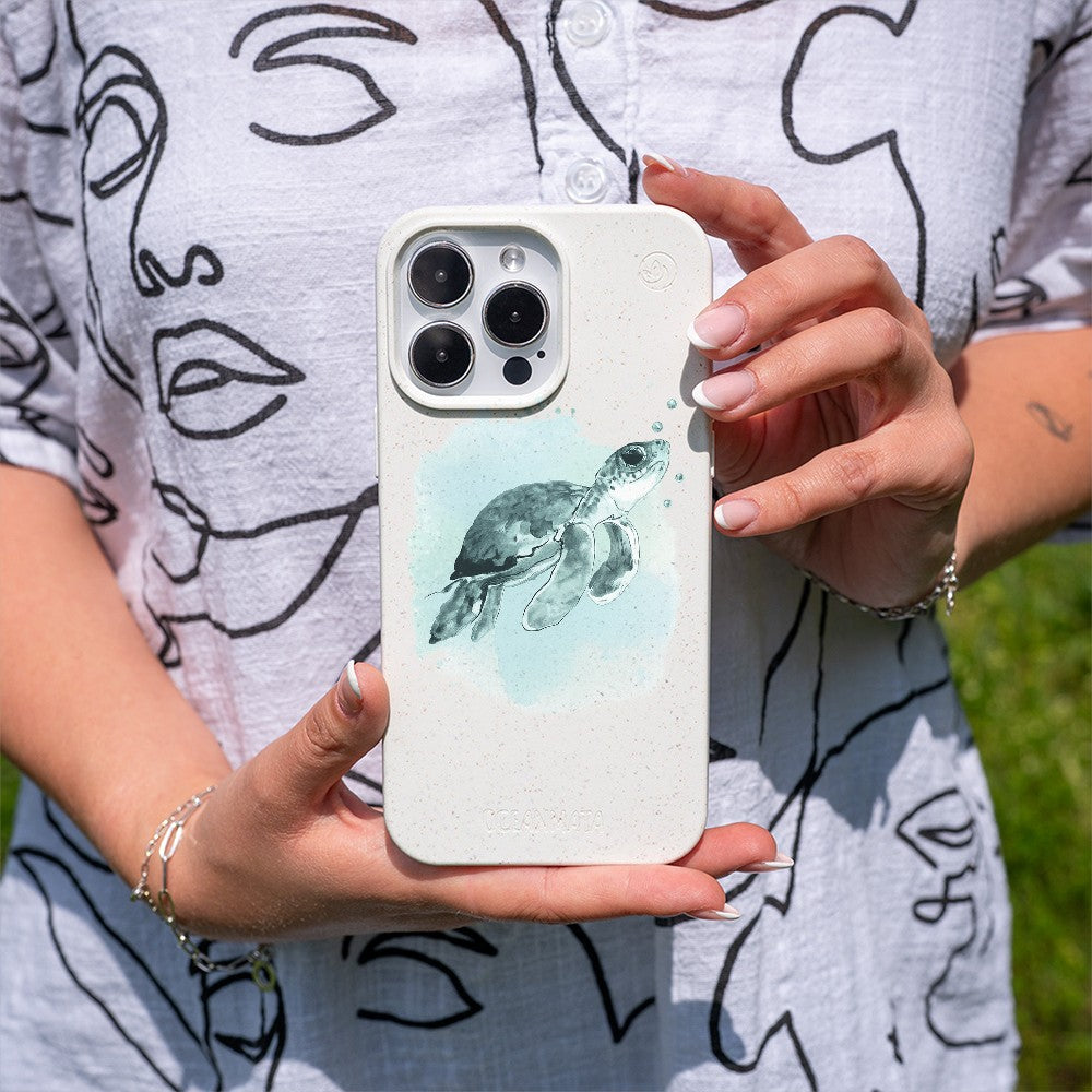 Biologisch abbaubare Handyhülle iPhone 13 Babyturtle — kompostierbar — in der Hand