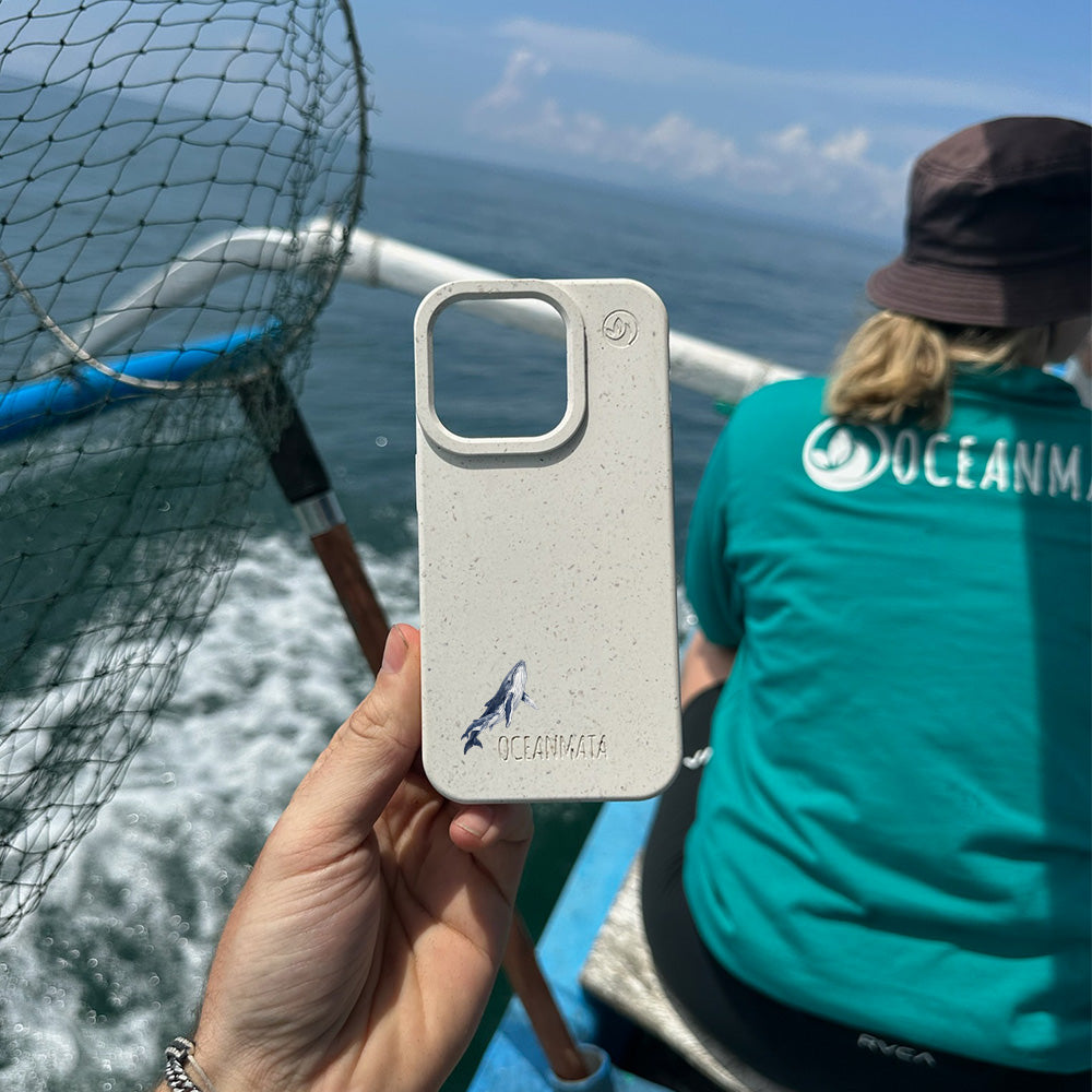 iPhone 16 pro Hülle - Buckelwal weiß - "OceanLullaby" - nachhaltig