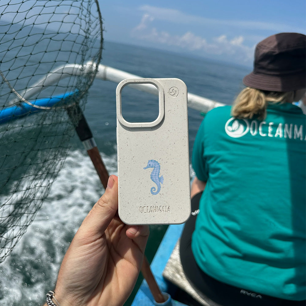 iPhone 15 pro Hülle - Seepferdchen weiß - "SeahorseTale" - nachhaltig