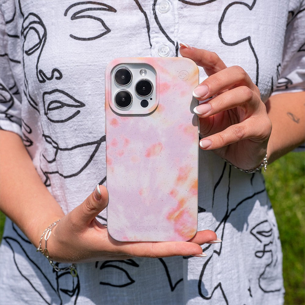 Biologisch abbaubare Handyhülle iPhone 16 pro max Coralful — kompostierbar — in der Hand