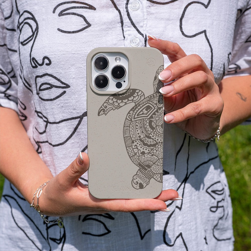 Biologisch abbaubare Handyhülle iPhone 11 Greenturtle — kompostierbar — in der Hand