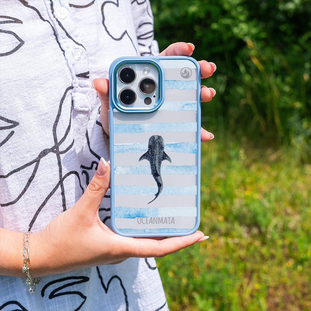 Nachhaltige Handyhülle iPhone SE/7/8 Lonewanderer aus Ocean Plastic — in der Hand