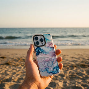 Nachhaltige Handyhülle iPhone 11 Menowar aus Ocean Plastic — in der Hand