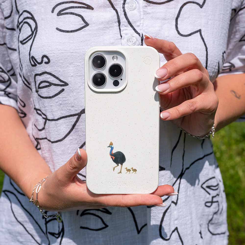 iPhone 13 pro Hülle - Cassowary weiß - "CassowaryStroll" - nachhaltig