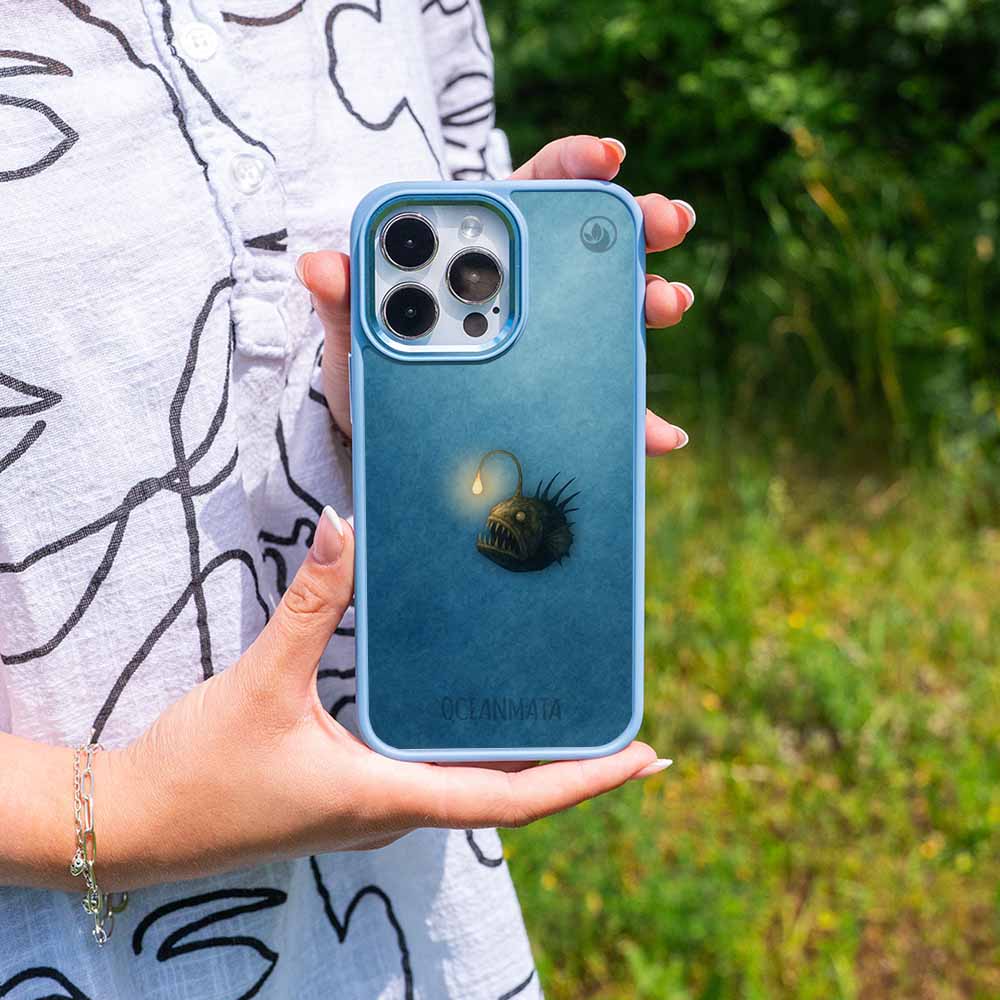 iPhone 13 pro max Hülle - Anglerfisch blau - "Sour" - nachhaltig