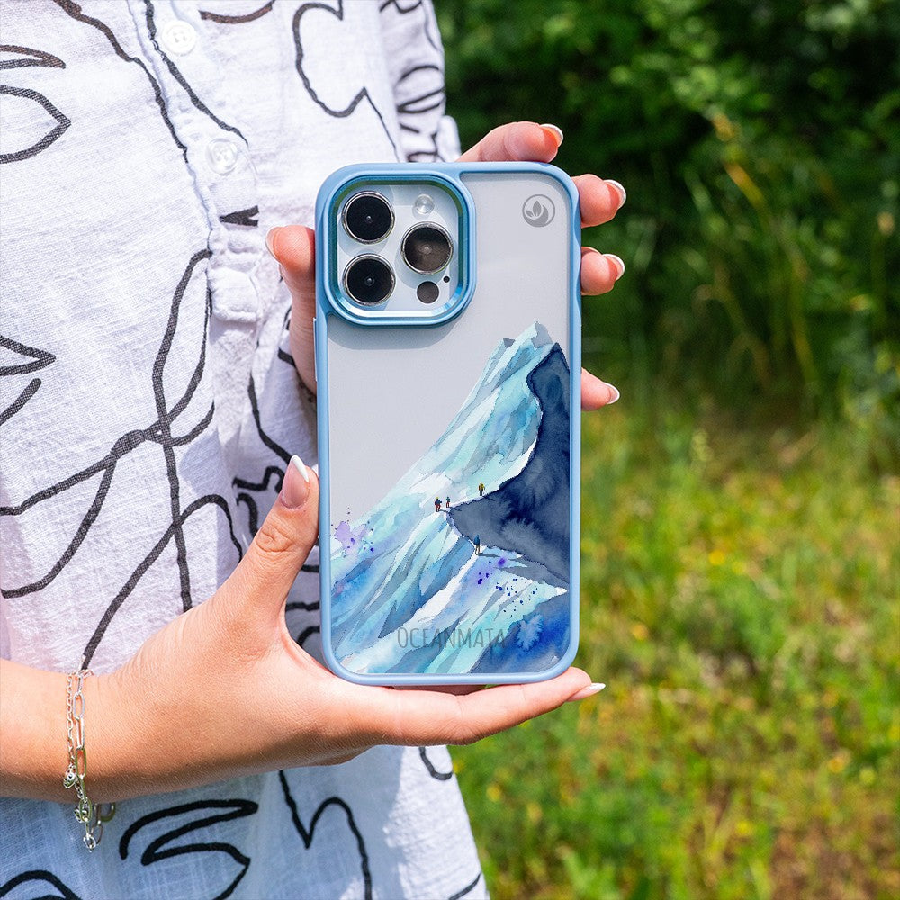 Nachhaltige Handyhülle Samsung S25+ Mountainblue — in der Hand