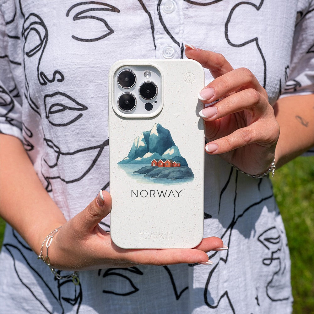 Biologisch abbaubare Handyhülle iPhone 13 Norway — kompostierbar — in der Hand