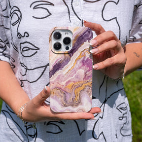 Biologisch abbaubare Handyhülle Samsung S25 Pinkmarble — kompostierbar — in der Hand