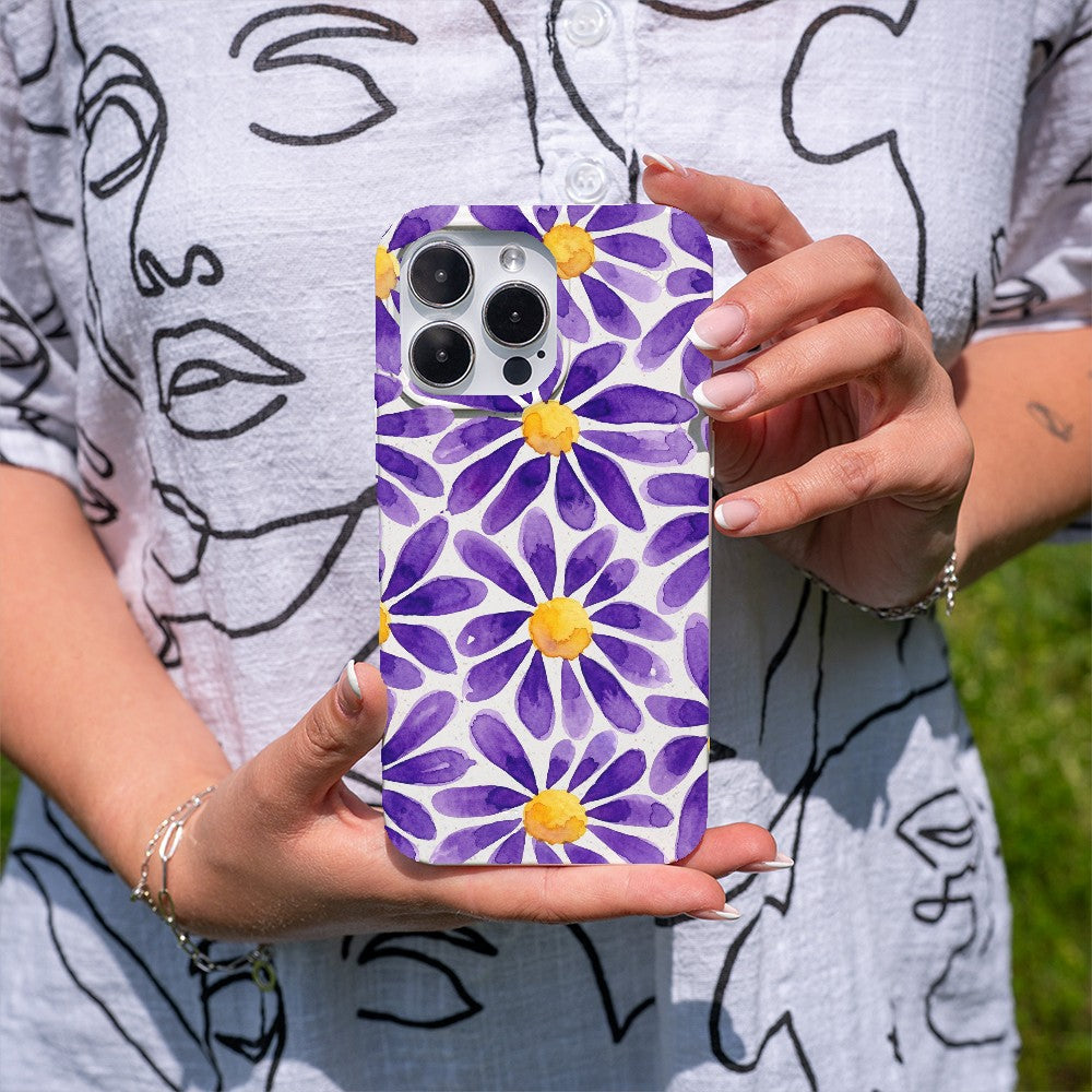 Biologisch abbaubare Handyhülle iPhone 14 Purplebloom — kompostierbar — in der Hand