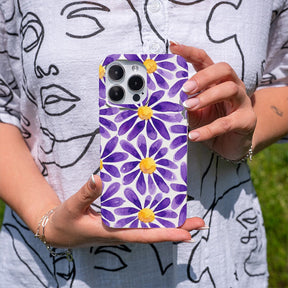 Biologisch abbaubare Handyhülle iPhone 12 pro / iPhone 12 Purplebloom — kompostierbar — in der Hand