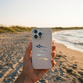 Biologisch abbaubare Handyhülle iPhone 13 pro max Sharkproject — kompostierbar — in der Hand