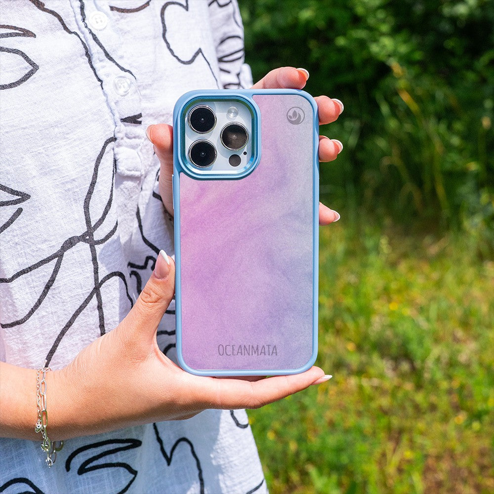 Nachhaltige Handyhülle iPhone 17 Air Sunrise aus Ocean Plastic — in der Hand