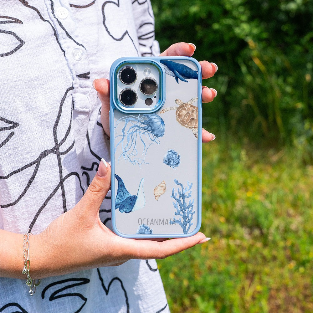 Nachhaltige Handyhülle iPhone 17 Air Turtleandfriends aus Ocean Plastic — in der Hand