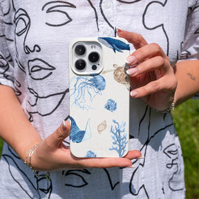Biologisch abbaubare Handyhülle iPhone 16 pro max Turtleandfriends — kompostierbar — in der Hand