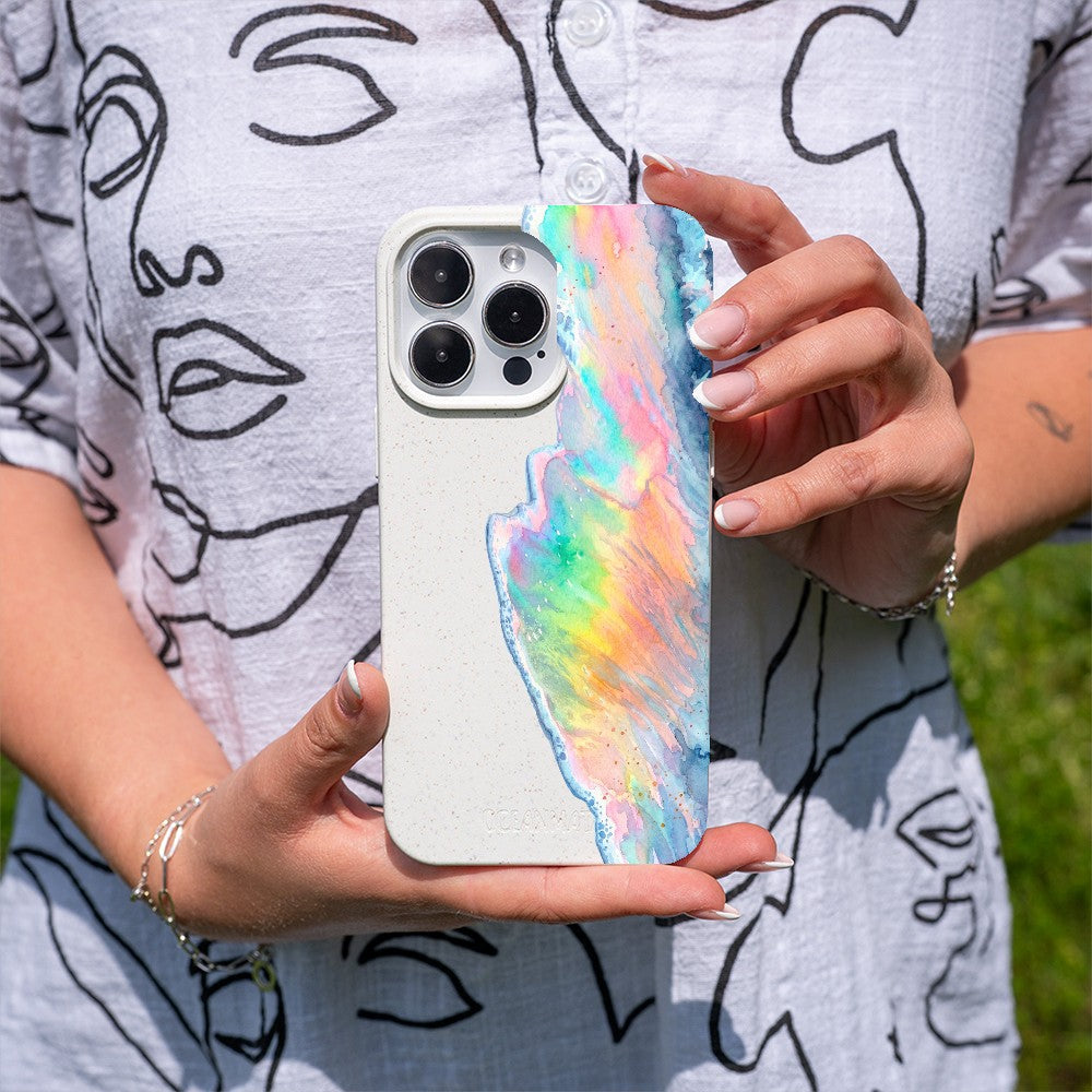 Biologisch abbaubare Handyhülle iPhone SE/7/8 Waveofpride — kompostierbar — in der Hand