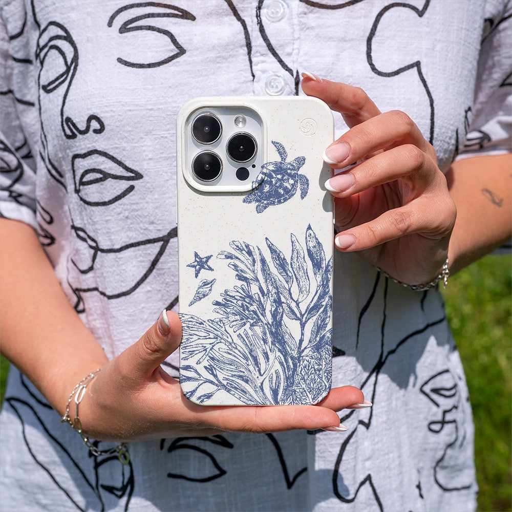 Biologisch abbaubare Handyhülle iPhone 17 Air Whitesilentwaves — kompostierbar — in der Hand